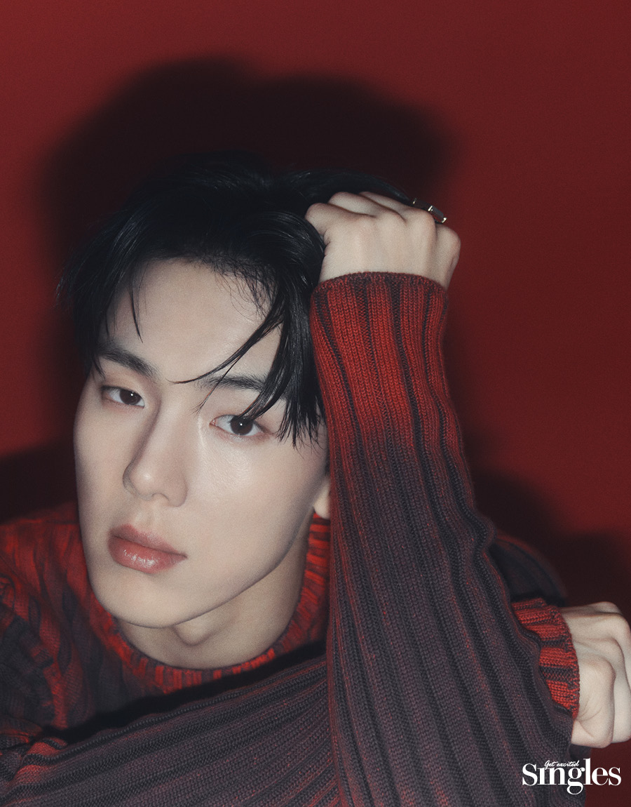 셔누가 페라가모의 그라데이션 니트 톱, 우영미의 골드 링을 착용하고 촬영한 싱글즈 화보